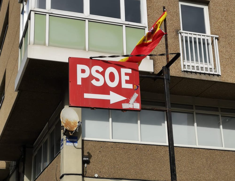 Como detalle, a bandeira española que lle colocaron na sede do PSOE coruñesa, a mesma que o pasado xoves só congregou un manifestante.