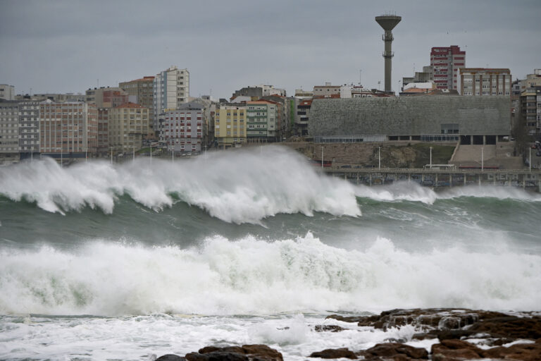 Alerta amarela na costa da Coruña por vento e ondas de máis de catro metros