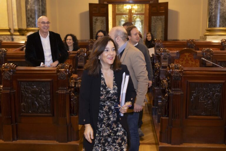 A alcaldesa da Coruña ordena saír do pleno ao portavoz do PP que a acusa de “autocracia”