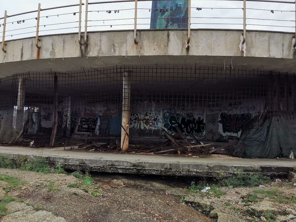 Lamentable estado de abandono dos baixos o Millenium