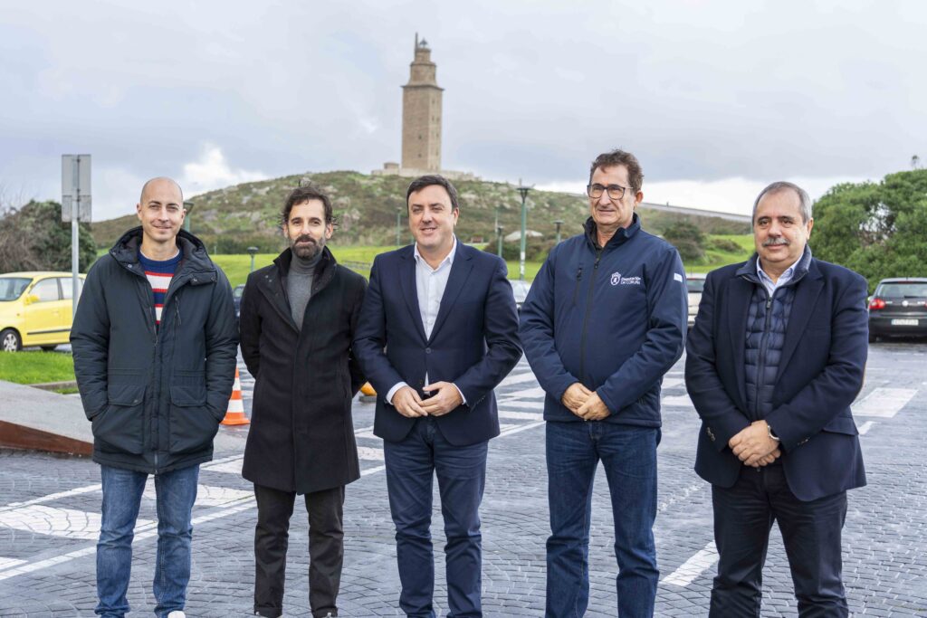 O exciclista Gonzalo Rabuñal; o xerente de EME Sports, empresa organizadora, Ezequiel Mosquera, o presidente da Deputación da Coruña, Valentín González Formoso, e o concelleiro de Deportes da Coruña, Manuel José Vázquez, na presentación do Gran Camiño 2024 aos pés da Torre de Hércules.