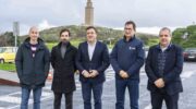 O exciclista Gonzalo Rabuñal; o xerente de EME Sports, empresa organizadora, Ezequiel Mosquera, o presidente da Deputación da Coruña, Valentín González Formoso, e o concelleiro de Deportes da Coruña, Manuel José Vázquez, na presentación do Gran Camiño 2024 aos pés da Torre de Hércules.