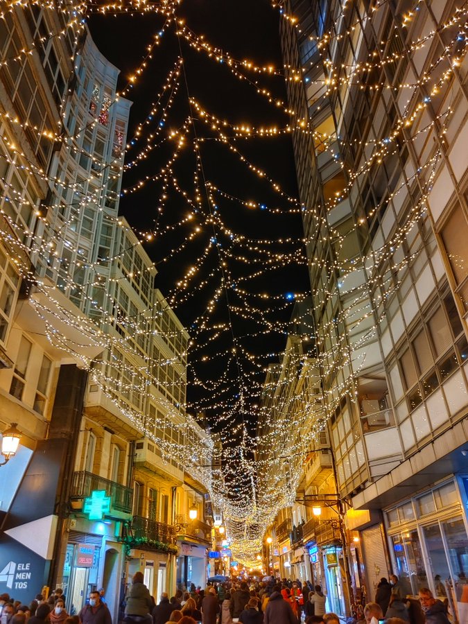 Ferida unha moza pola caída de iluminación do Nadal na Coruña