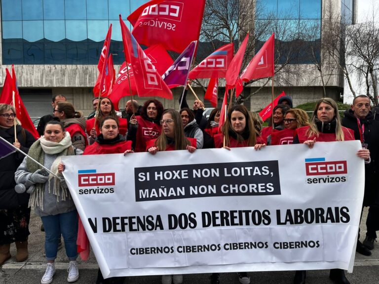 Representantes de CCOO mobilízanse na Coruña en demanda de “dereitos laborais” no centro de chamadas Cibernos