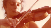 Luisa Villalta tocando o violín nunha foto do arquivo familiar