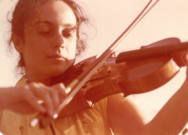 Luisa Villalta tocando o violín nunha foto do arquivo familiar