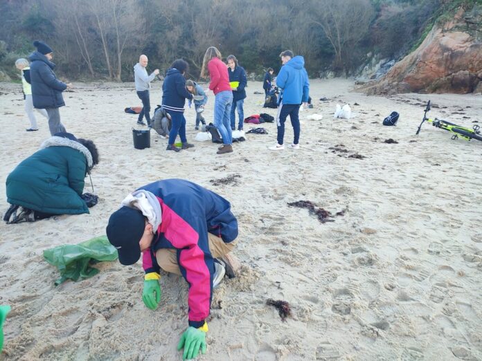 Limpando a praia do Areal das Lapas na Coruna