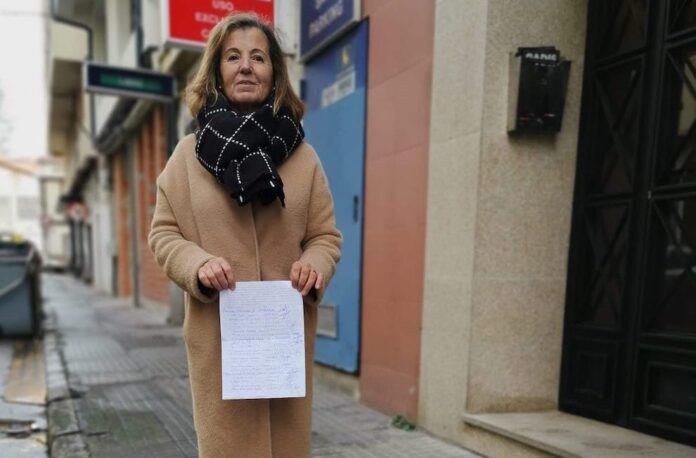 Marga López Ramos recolle sinaturas para adecentar a rúa Ángel Rebollo