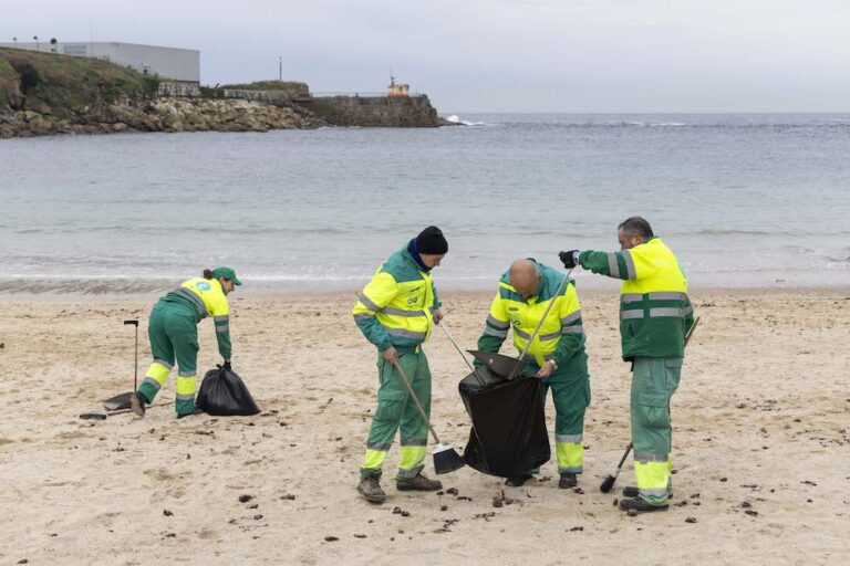 Operarios municipais esta mañá na praia O Areal das Lapas facendo unha mostra dos pellets