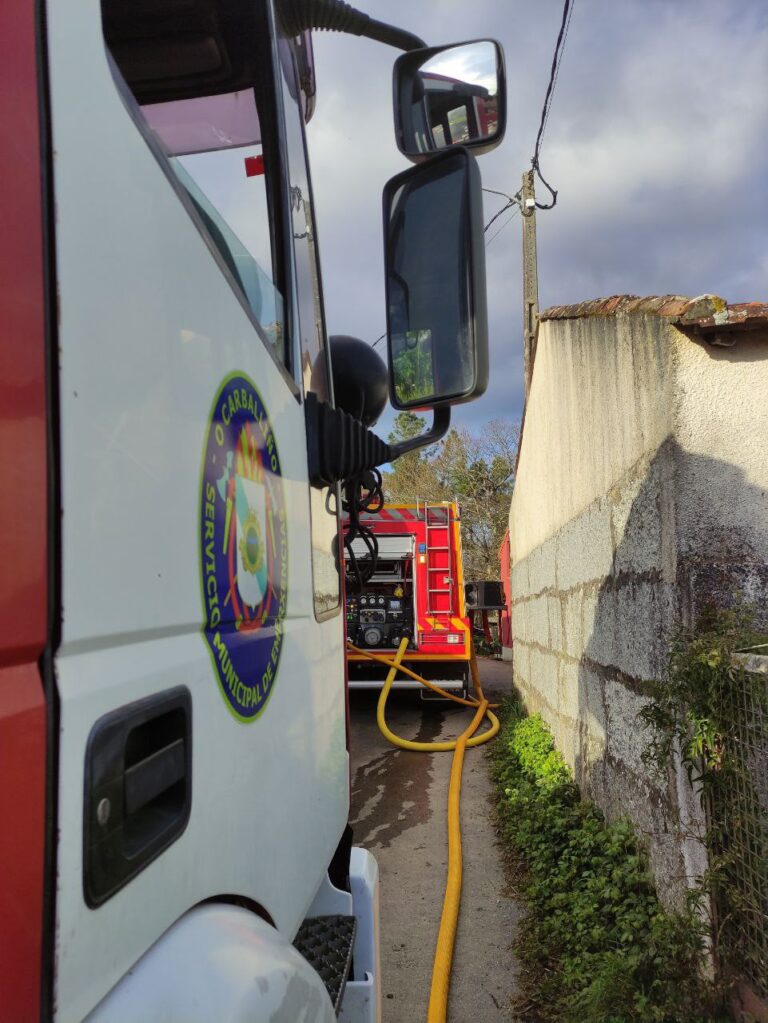 Un trailer queda atrancado no medio das Xubias