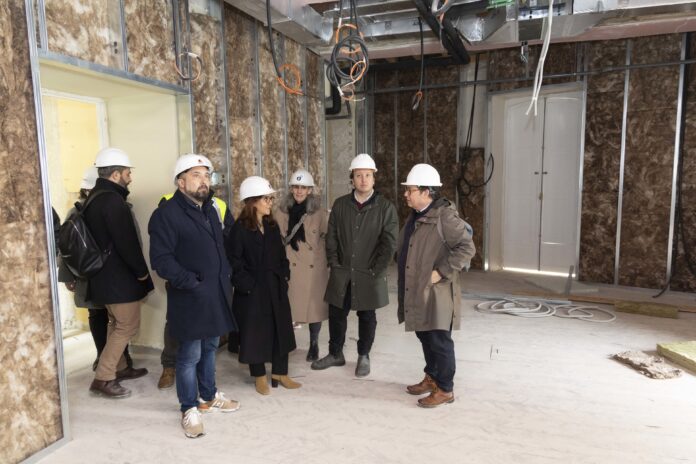 A alcaldesa da Coruña, Inés Rei, e os edís José Manuel Lage e Francisco Diaz Galleg visitan as obras de rehabilitación da Casa Veeduría. ANDY PÉREZ
