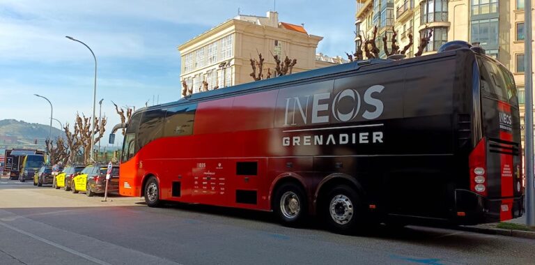 O Bus do INEOS xa leva un par de días no Hotel Maria Pita