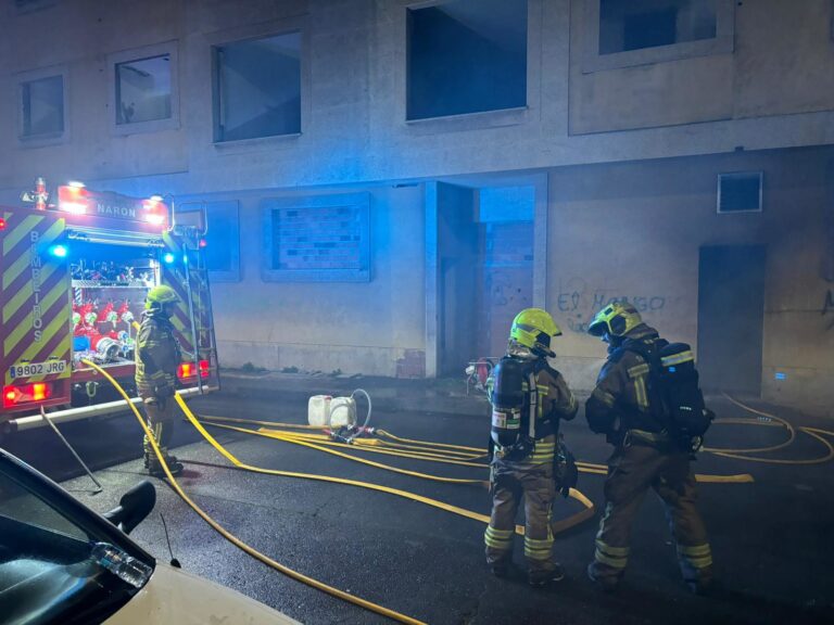 Arde un trasteiro con material almacenado no soto dun edificio da Coruña