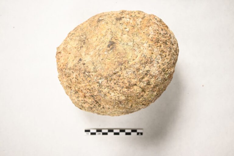 Sondaxes arqueolóxicas no Castro de Elviña descobren achados de cerámica romana e proxectís de granito