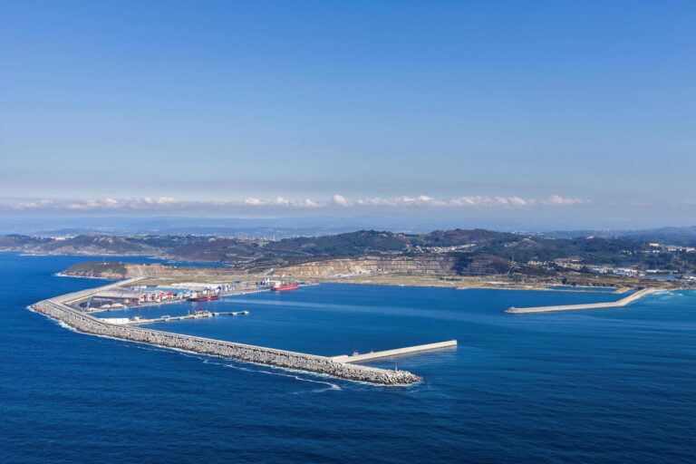 Chega ao porto da Coruña un buque especializado en tendido de tubaxes submarinas