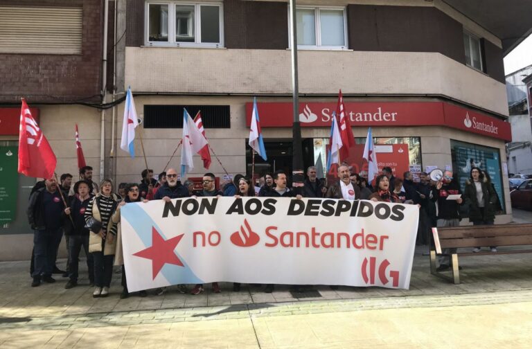 Concentración de delegados da CIG diante do Banco Santander na Coruña contra o despedimento dun compañeiro