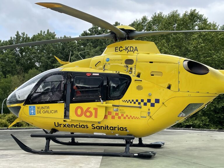 Evacuan en helicóptero a un mozo que sufriu queimaduras nun incendio en Laxe
