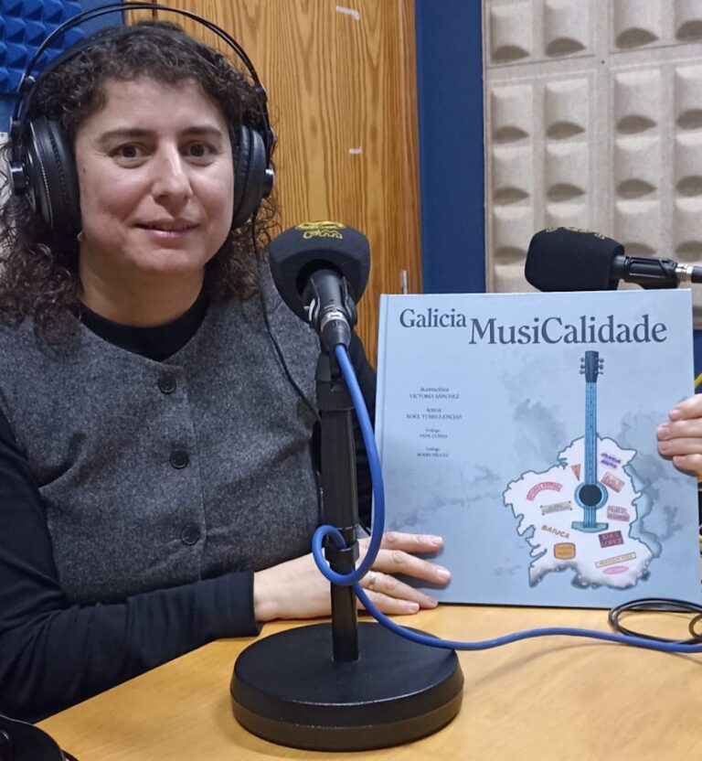 A vicerreitora de divulgación, cultura e deporta da UDC, Cristina Naya, recibiu o primeiro exemplar de Galicia Musicalidade