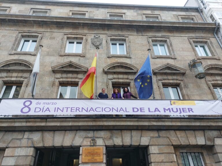 _A subdelegada do Goberno participou na colocación da pancarta con motivo do 8M, Día Internacional da Mulle