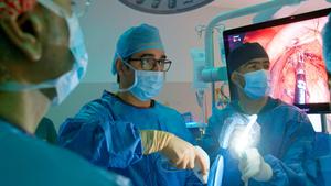A plataforma AGalega estrea ‘Curando o mundo’, a serie documental sobre o cirurxián coruñés Diego González