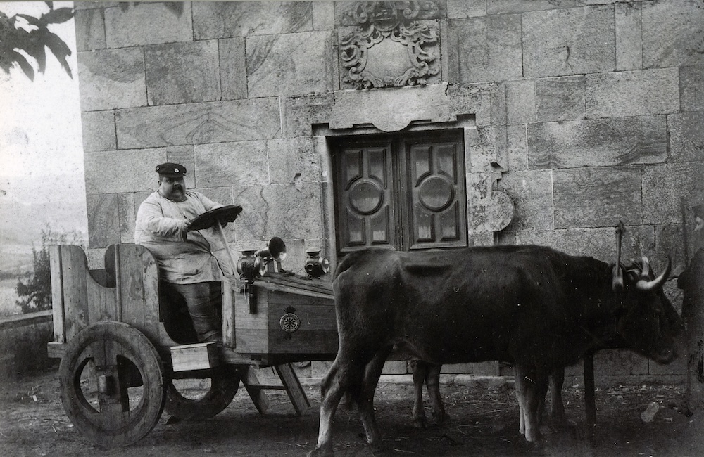 Picadillo nun carro de vacas no pazo familiar de Anzobre-Fonte-Arquivo da RAG