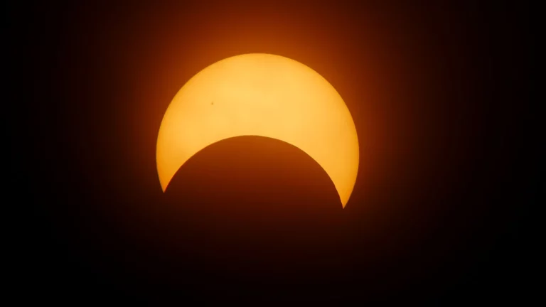 Consulta a mellor hora para gozar da eclipse solar deste luns?