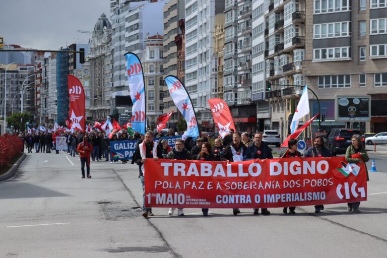 Milleiros de persoas maniféstanse na Coruña en demanda de “mellores salarios” e “traballo digno”
