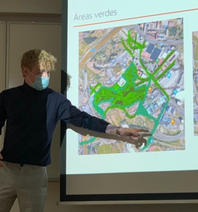 Amar explicando o Parque Ciudad a vecinanza doutros barrios en 2021