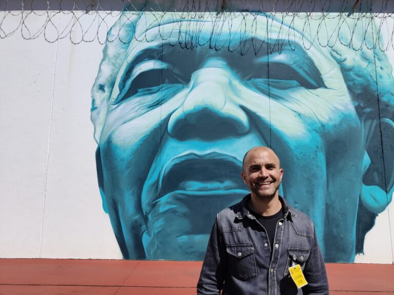 Chisco Jimenez del Llano no Centro Penitenciario de Teixeiro diante do mural de Mondevane