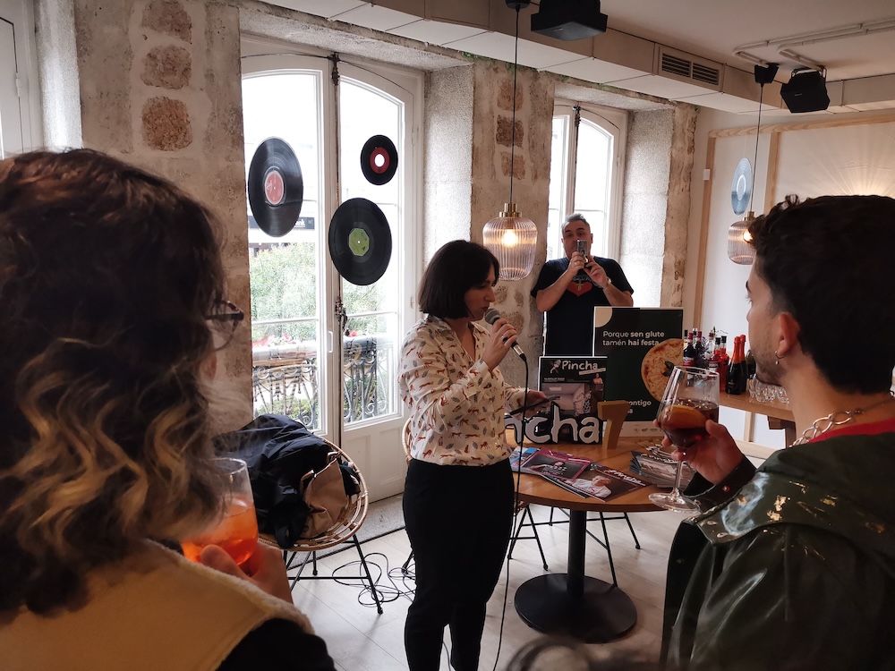 Rebeca Munín agradecendo a presenza e facendo un repaso aos 7 anos da Revista Pincha