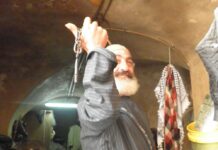 Un palestino do centro de Jerusalen coa sua chave simbolo