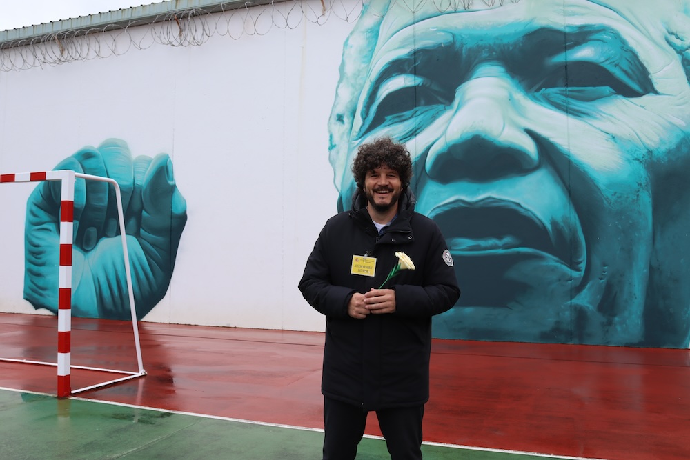 Xose A Tourinan diante do mural de Mandela de Mondevane do Modulo 1 do Centro Penitenciario de Teixeiro