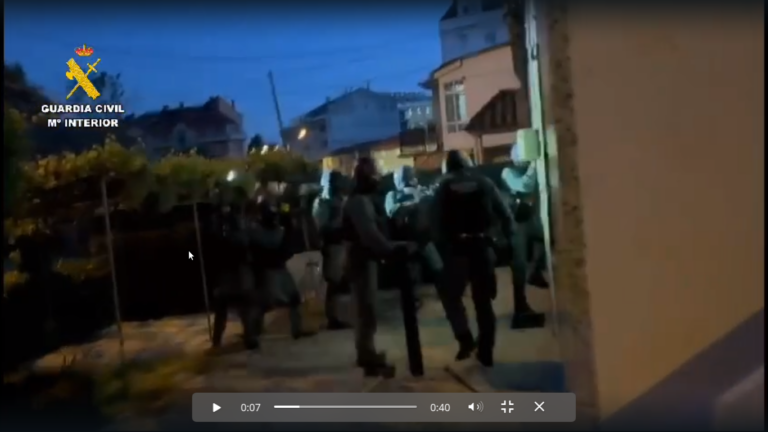 (Vídeo) Operación Carecas: Así entrou a Garda Civil nunha casa de Cambre