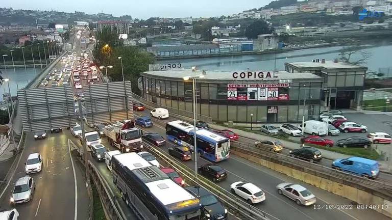 Grandes retencións nos accesos á Coruña por unha protesta dos mariscadores da ría do Burgo