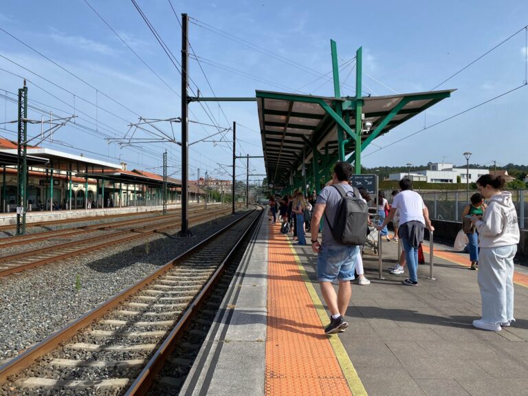 Pasaxeiros dun tren Vigo-A Coruña quedan tirados en Vilagarcía