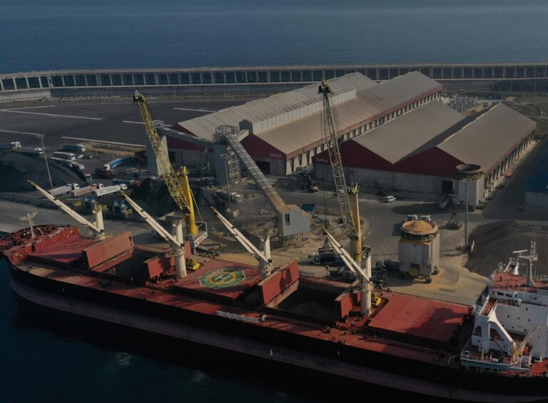 Aproban desmantelar os cargadoiros de carbón e xofre de Repsol no porto da Coruña
