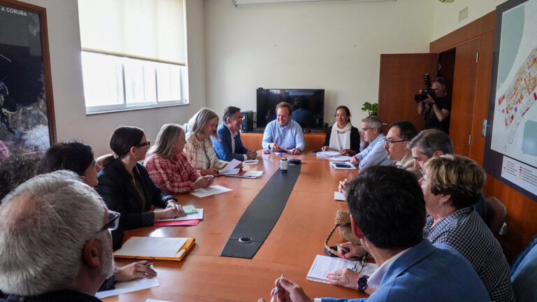 Reunión no Concello da Coruña sobre vivendas turísticas. CONCELLO DA CORUÑA