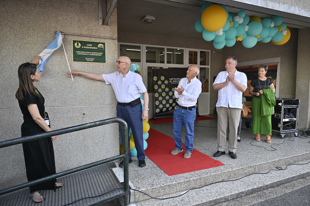 O alcalde de Oleiros, Ángel García Seoane e a directora, Ana Perandones, presidiron o acto central de celebración do 50 aniversario do CEIP A Rabadeira.