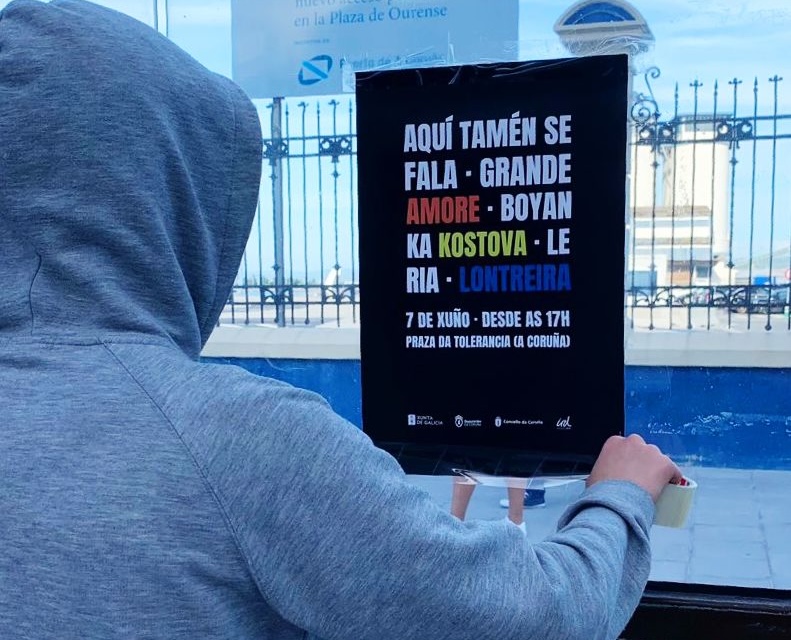 A rapazada implicada pegando carteis no festival Aqui tamen se fala