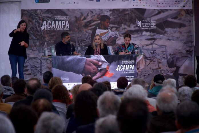 O xornalista Nicolás Castellano, a directora da Unrwa España, Raquel Martí, e a ministra de xuventude e Infancia, Sira Rego, nunha das ponencias da Rede Acampa pola Paz