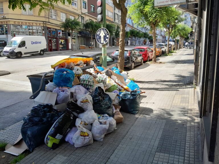 De quen é a culpa de que na Coruña se acumulen montes de lixo na rúa?