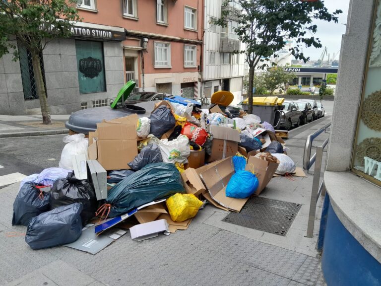 O goberno local urxe a cumprir o servizo de recollida de lixo mentres sigan os paros