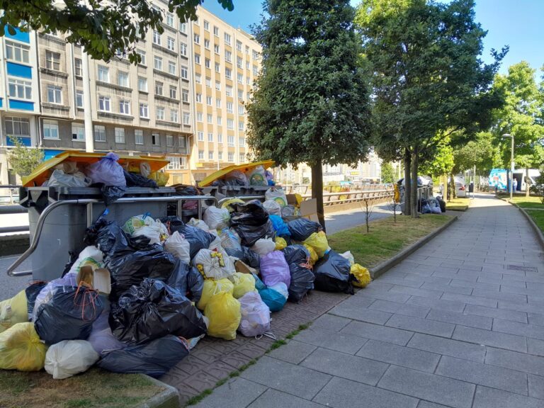 Folga do lixo: a empresa acusa ao Sindicato da Limpeza de querer controlar a contratación do persoal