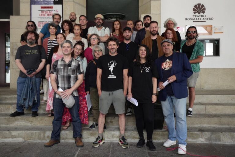 Membros da plataforma de profesionais da cultura da Coruña a semana pasada no Teatro Rosalía