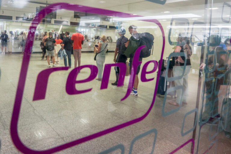 Empregados de despachos de billetes de Renfe na Coruña irán á folga este venres por erros do sistema de venda