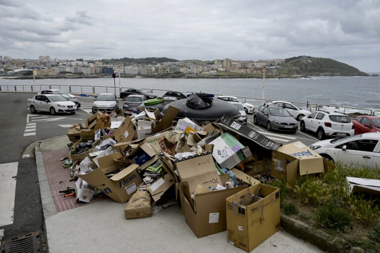 A concesionaria do servizo de lixo da Coruña comeza a aplicar man dura contra os folguistas