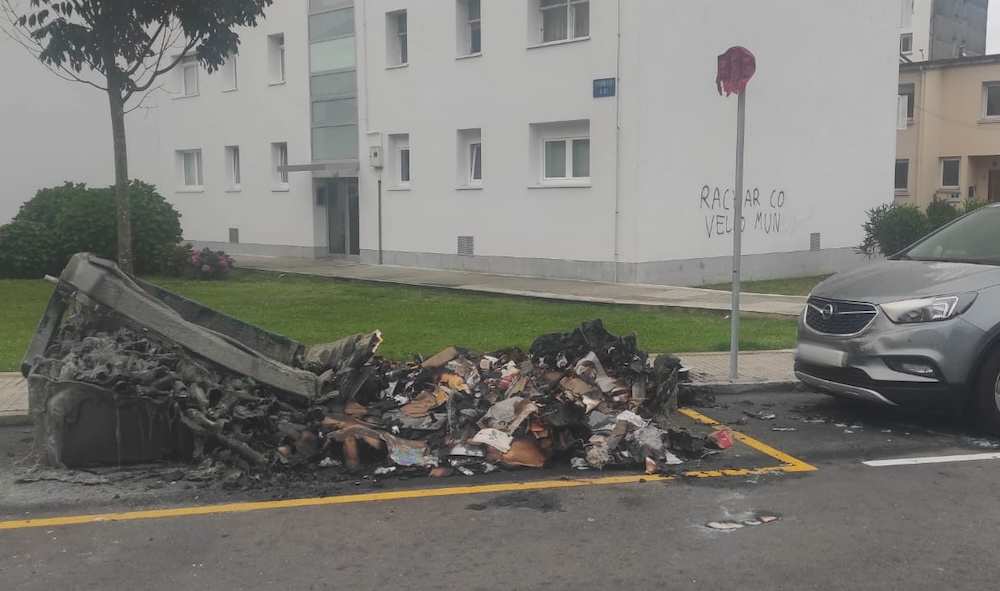 Colector de papel calcinado no Barrio das Flores / Ángel Álvarez
