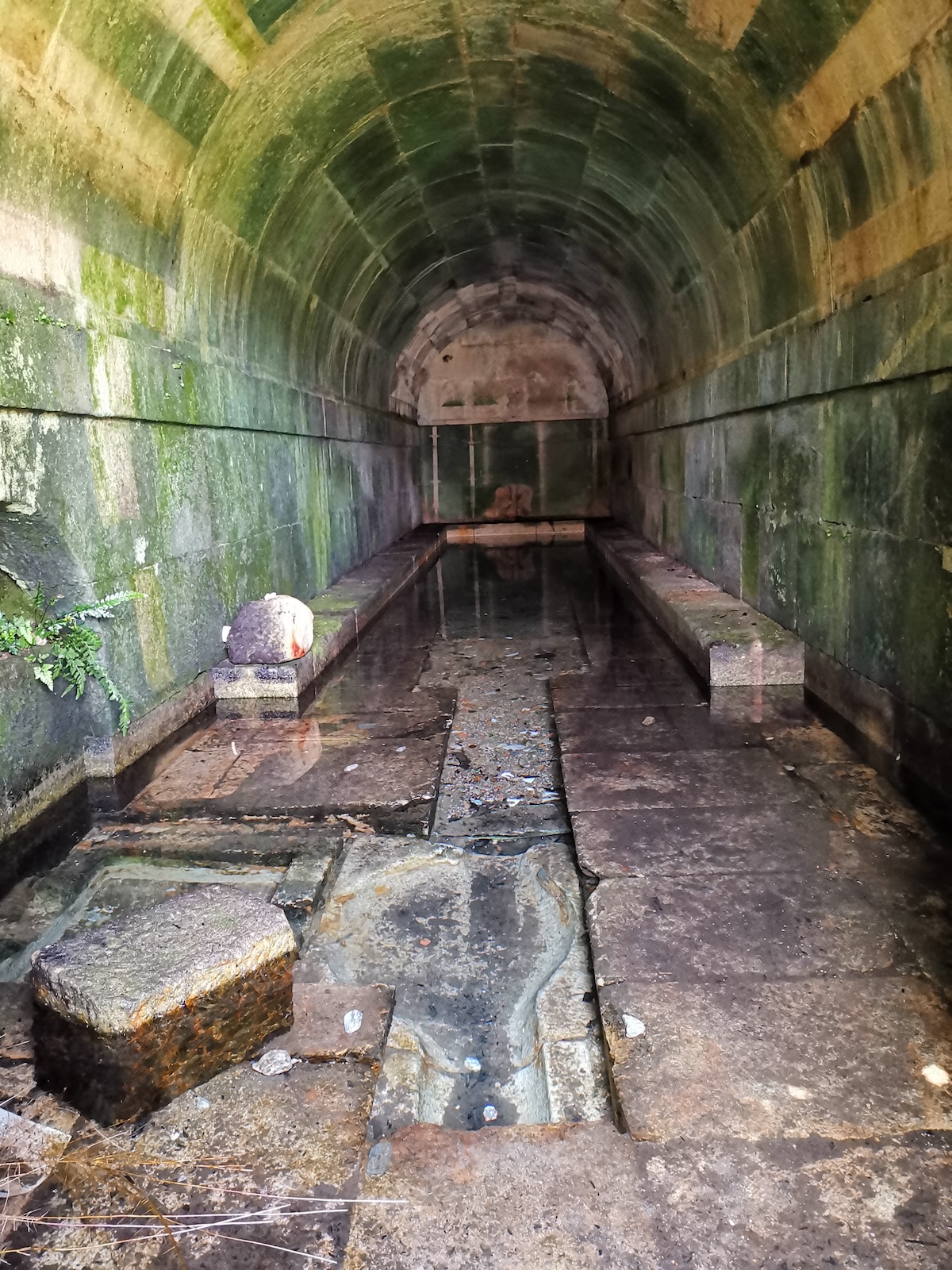 Interior da Arqueta dos Frades-Fonte dos Frailes Visma Gremalea Coruna