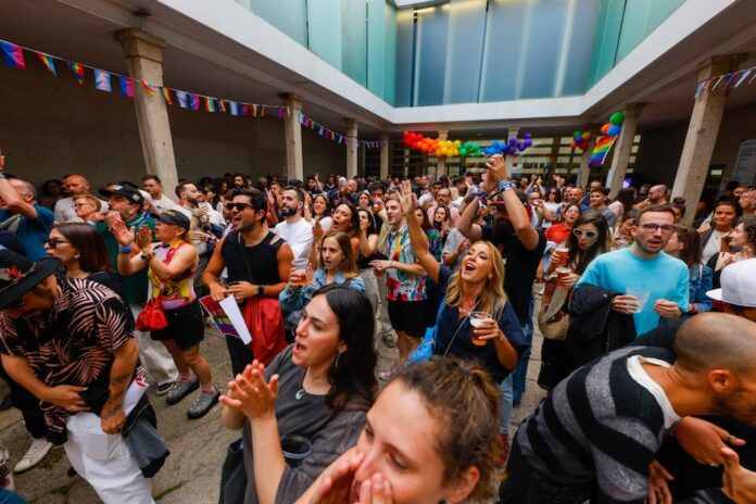 Publico no comezo do Atlantic Pride na Luis Seoane