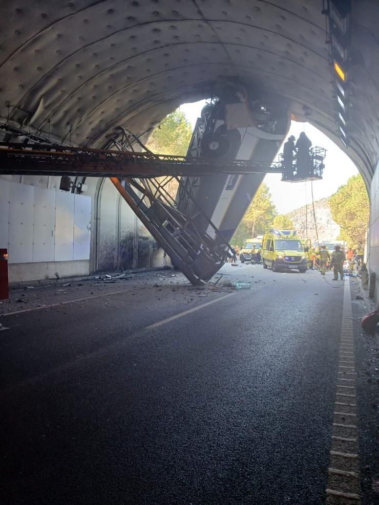 Aparatoso accidente de bus deixa tres traballadores de Inditex graves e 35 menos graves